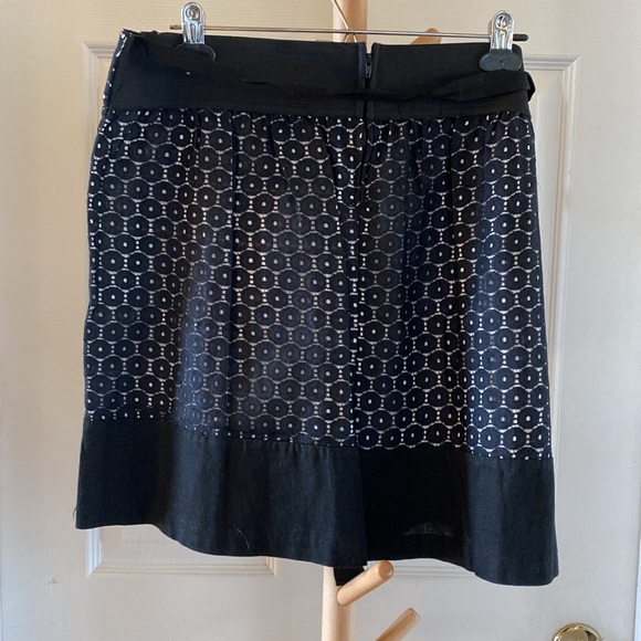 Lace skirt with contrast lining - Picture 2 of 9